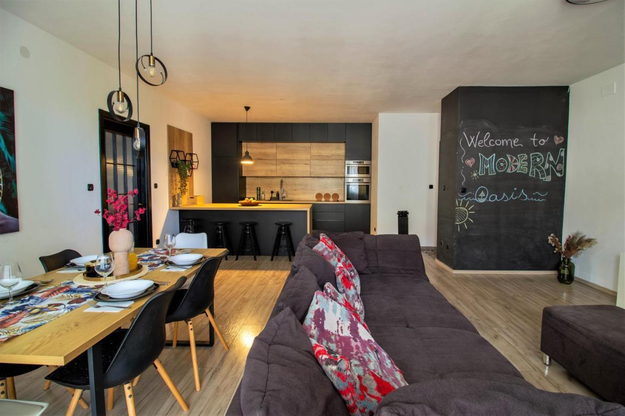 Modern Oasis Apartment Split Private Parking 外观 照片